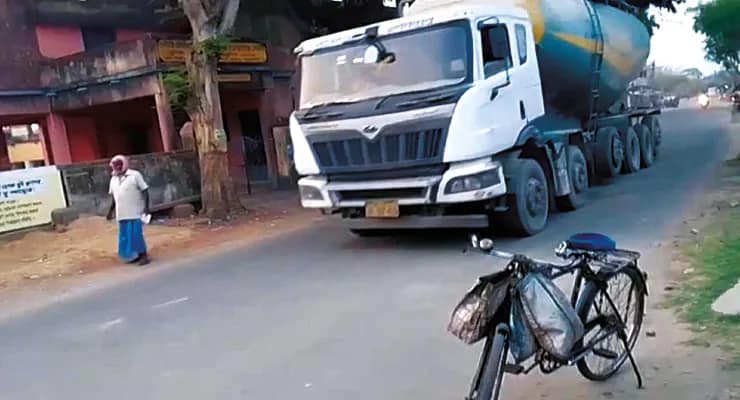 পরিবহণের সময় সাঁওতালডিহি তাপবিদ্যুৎ কেন্দ্রের ছাই রাস্তায়