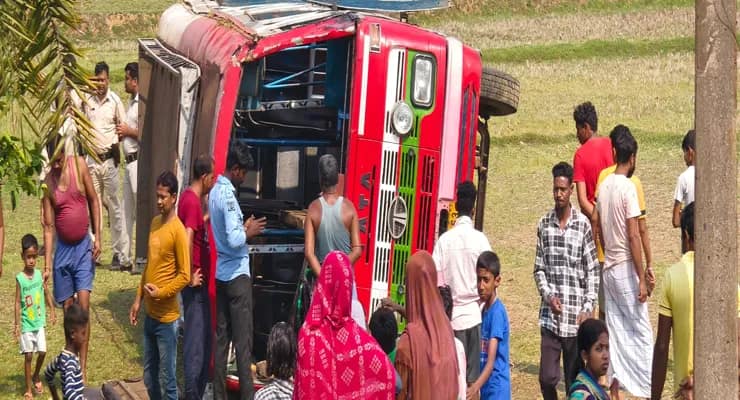 বীরভূমে দুর্ঘটনার কবলে যাত্রীবাহী বাস, মৃত ১, জখম ১৮