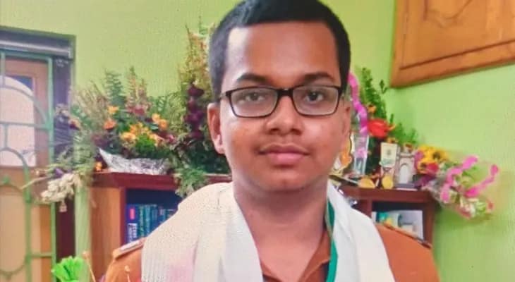 চিকিৎসক হতে চায় উচ্চ মাধ্যমিকে প্রথম রূপায়ন পাল