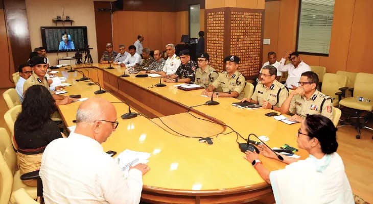 সন্ত্রাসের বিরুদ্ধে কাঁধে কাঁধ মিলিয়ে লড়াইয়ের বার্তা মমতার, ৯ মে থেকে বেসরকারি ইংরেজি মাধ্যম স্কুলে গরমের ছুটির আর্জি