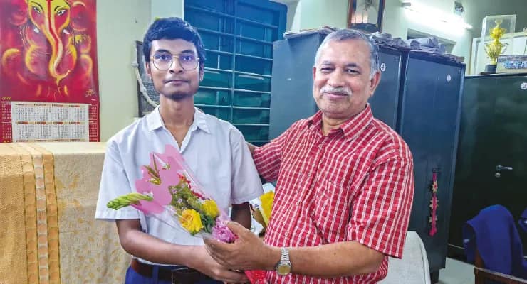 বাবা ভিনরাজ্যে নিরাপত্তারক্ষী, উচ্চ মাধ্যমিকে দশম বোলপুরের নিচুপট্টির দীপ অধিকারী আইএএস অফিসার হতে চান
