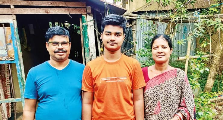 মাধ্যমিকে ৬৬৯ পাওয়া অনিকেতের স্বপ্ন ডাক্তার হওয়া, বাধা অর্থাভাব