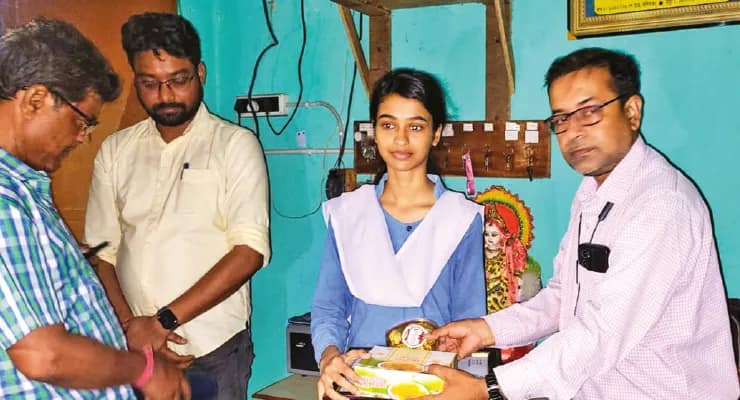 টিনের চালা ঘরে স্বপ্নপূরণ, উচ্চ মাধ্যমিকে দশম হয়ে জেলার মান রাখলেন শ্রীপর্ণা