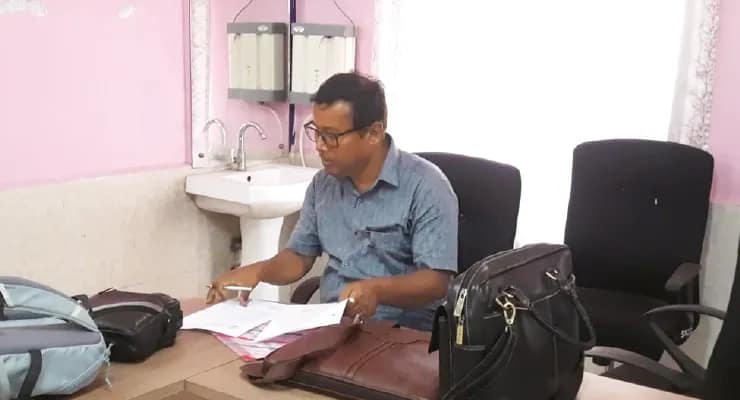 প্রিন্সিপালের সার্ভিস কনফার্মেশন না করে ডিসচার্জ করল পরিচালন সমিতি, বিতর্ক