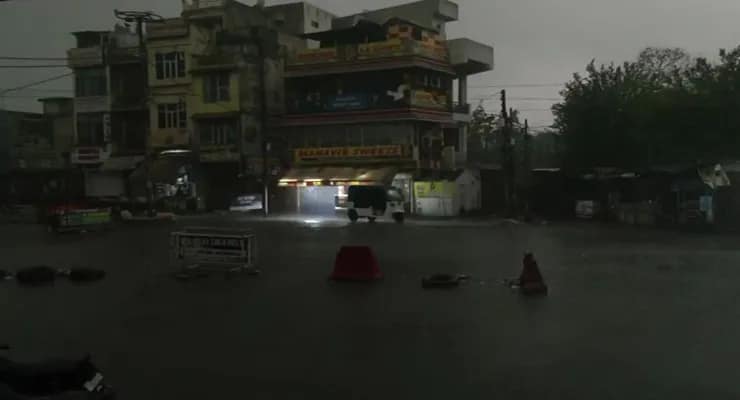 বৃহস্পতিবার ভোর থেকেই প্রবল বৃষ্টি জম্মু-কাশ্মীরের বিভিন্ন স্থানে