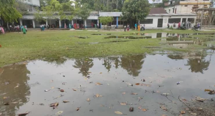মণীন্দ্রনাথ হাইস্কুলের পরিকাঠামো উন্নয়নের দাবি মেধাতালিকায় থাকা ঐশিকী, সৃষ্টি এবং লীনার