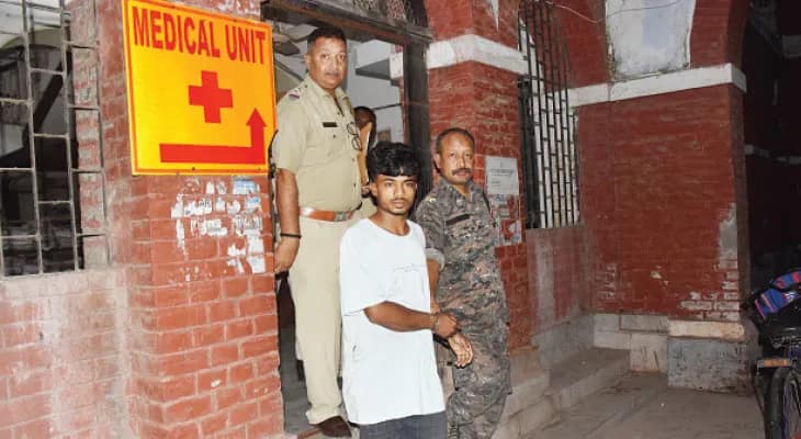 মগডালে উঠে হাসিমারা বায়ুসেনা ছাউনিতে উঁকিঝুঁকি, গ্রেপ্তার যুবক