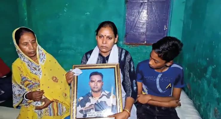 চাকরির আর্জি জানিয়ে জেলাশাসকের কাছে ভাটপাড়ার শহিদ জওয়ানের স্ত্রী