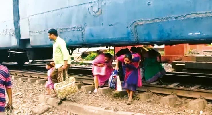 ওভারব্রিজ থাকলেও হচ্ছে না ব্যবহার, মালগাড়ির নীচে দিয়েই ঝুঁকির পারাপার