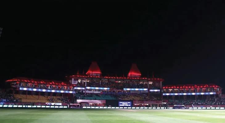 নিভল আলো: মাঝপথে বাতিল ম্যাচ, তড়িঘড়ি মাঠ ছাড়লেন দর্শকরা, পয়েন্ট ভাগ পাঞ্জাব ও দিল্লির