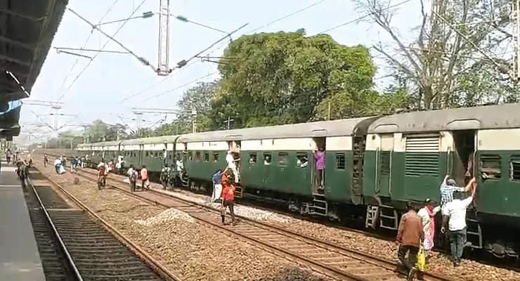 সিগন্যাল বিভ্রাটে ট্রেন দাঁড়াল লাইনের মাঝে, যাত্রীদের বিপজ্জনক ওঠানামা