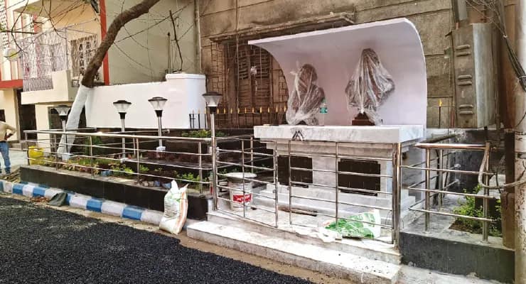 ফুটপাতে খোলা ভ্যাট সাফ করে তৈরি বাগান, বসল জলের কল