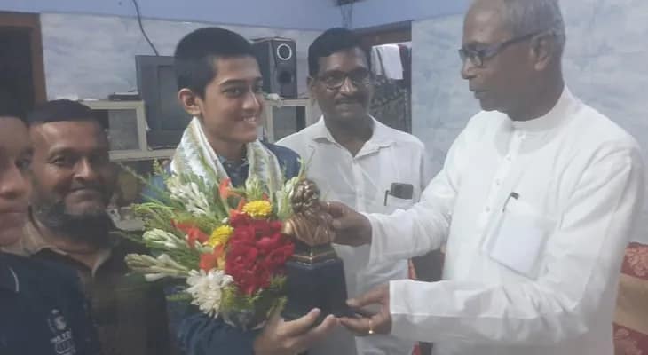 উচ্চমাধ্যমিকে নবম স্থান অধিকারী সৌম্যসুন্দর রায়কে তার বাড়িতে গিয়ে সম্বর্ধিত করলেন দাঁতনের বিধায়ক বিক্রমচন্দ্র প্রধান