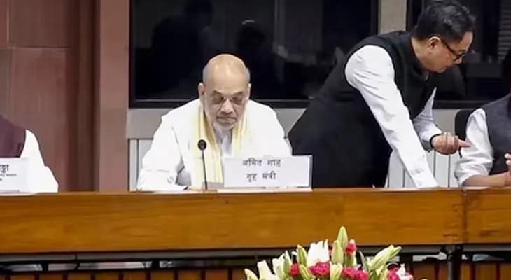 ডিজি সিআইএসএফ ও ডিজি বিএসএফ-এর সঙ্গে বৈঠকে বসলেন অমিত শাহ, রয়েছেন আইবি চিফও