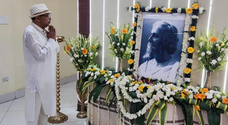 রবীন্দ্রজয়ন্তীতে নবান্নে কবির প্রতি শ্রদ্ধা জ্ঞাপন করছেন মন্ত্রী অরূপ রায়
