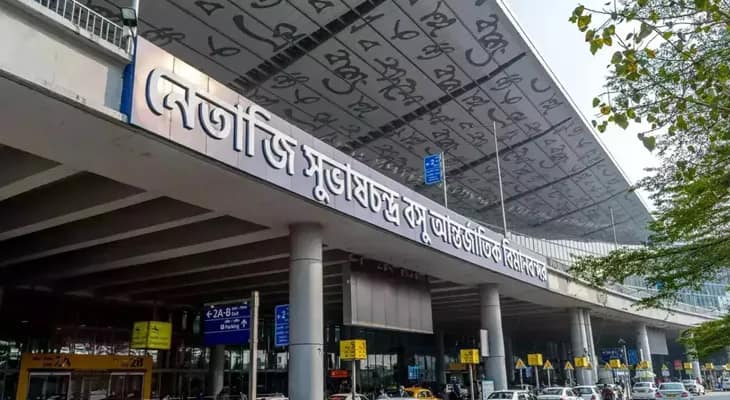 বিমানবন্দরের ভিতরে কাচের দেওয়াল ভাঙলেন বাংলাদেশী নাগরিক, চাঞ্চল্য