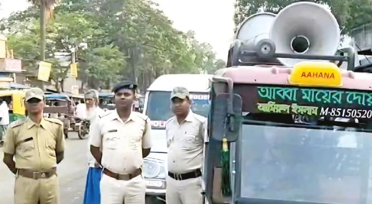 খড়গ্রামের রাস্তায় মাটি পড়ে দুর্ঘটনা, সর্তকতামূলক প্রচার পুলিসের