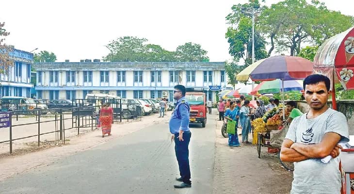 দিন কয়েকের বিরতির পর ফের দোকান, টোটো স্ট্যান্ডে জবরদখল মেডিক্যাল ক্যাম্পাস