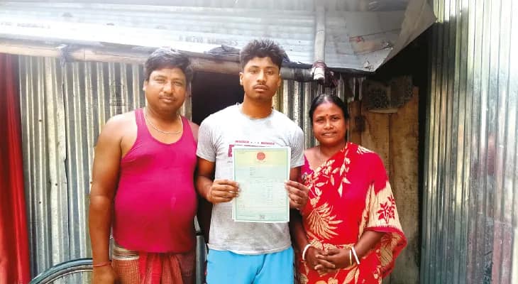 উচ্চ মাধ্যমিকে নজরকাড়া ফল অটোচালকের ছেলে বিপুলের