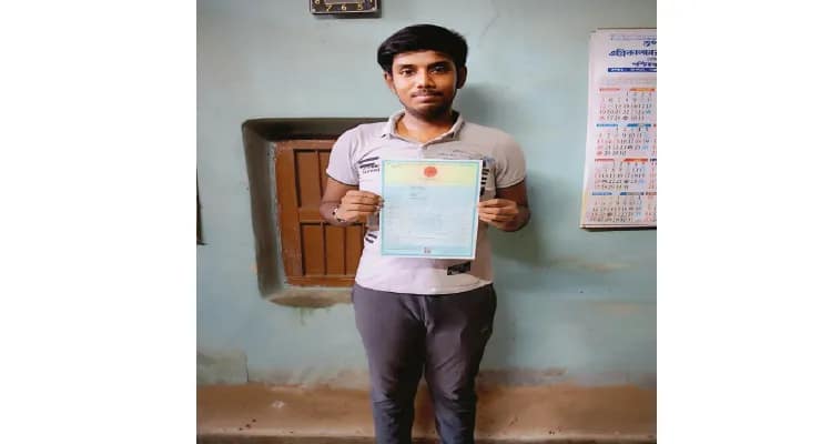 সংসারের হাল ধরে উচ্চমাধ্যমিকে ৮৫ শতাংশ পেলেন রনিত ঘোষ