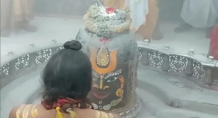 মধ্যপ্রদেশের উজ্জয়িনীতে মহাকালেশ্বর মন্দিরে চলছে ভস্ম আরতি