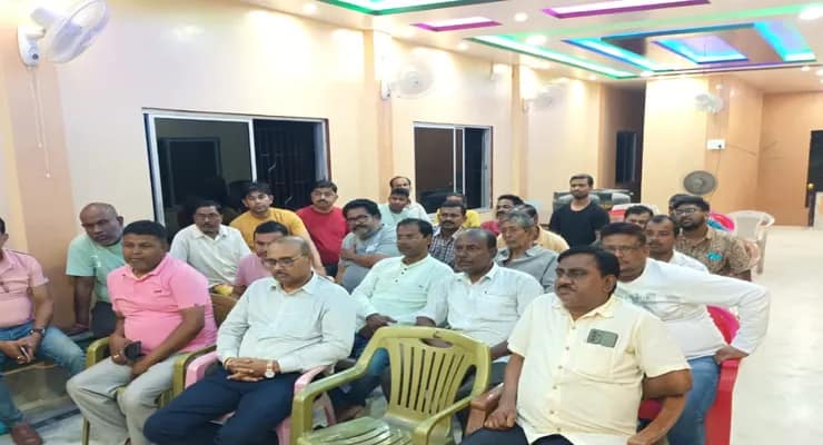 আতশ বাজি, পুলিস ও সেনার উর্দির মতো কোনও পোশাক বাজারে বিক্রি করা যাবে না, ব্যবসায়ীদের নির্দেশ জলপাইগুড়ির ময়নাগুড়ি থানার