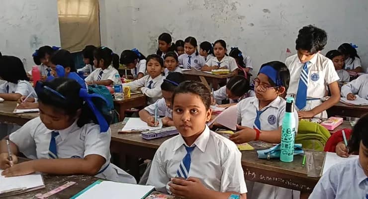 মাতৃবন্দনায় শামিল জলপাইগুড়ি শহরের প্রাথমিক বালিকা বিদ্যালয়
