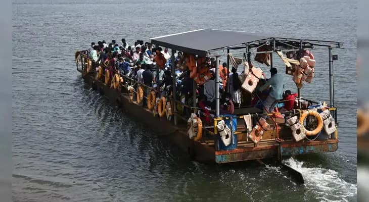 পুরনো ও নতুন ইজারাদারের ঝামেলায় বন্ধ আন্তঃজেলা ফেরি সার্ভিস, ক্ষোভ