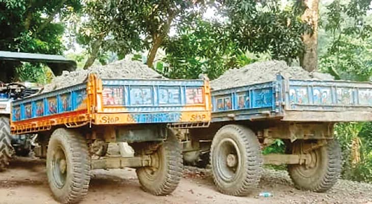 নবদ্বীপে ভাগীরথীর চরে চলছে মাটি কাটা, প্রশাসনের হস্তক্ষেপের দাবি