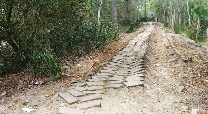 পাথরপ্রতিমায় আট বছর ধরে বেহাল রাস্তা, খানাখন্দ-গর্তে পথ চলাই দায়