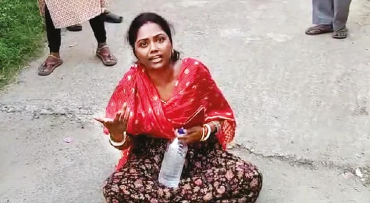 বাড়ির সামনে ধর্নায় বরের প্রথম  পক্ষের স্ত্রী! শোরগোল হাবড়ায়