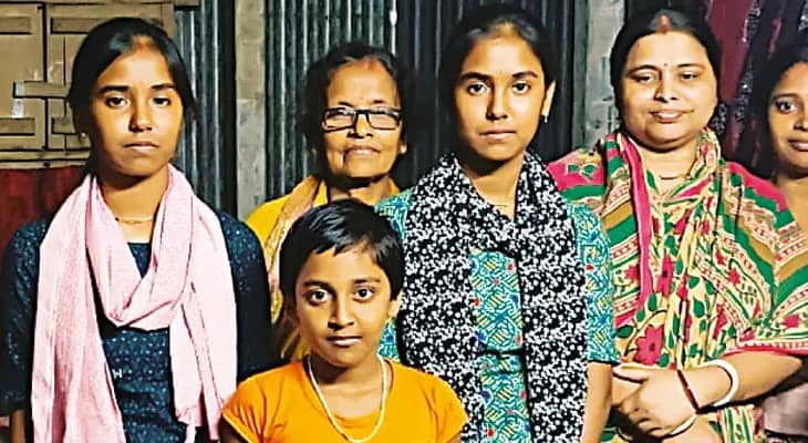 দু’মিনিটের হেরফেরে বড় ছোট, যমজ দু’ বোনের নম্বরের ফারাকও দুই