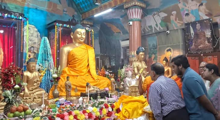 পূর্ণিমার দিন ভগবান বুদ্ধের অস্থি দেখতে মহাবোধী সোসাইটিতে ভিড়