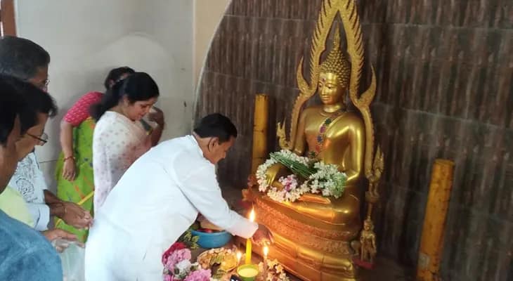 বুদ্ধ পূর্ণিমা উপলক্ষে পূর্ব বর্ধমানের কালনা বৌদ্ধ মঠে শ্রদ্ধা জানাচ্ছেন মন্ত্রী স্বপন দেবনাথ