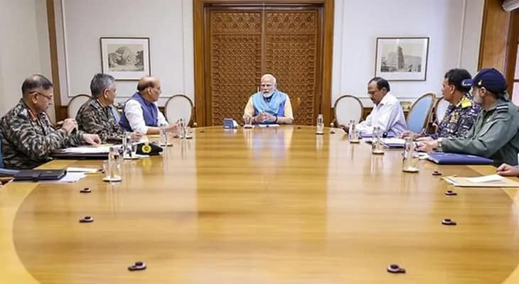 যুদ্ধবিরতি নিয়ে আলোচনার আগে প্রধানমন্ত্রীর বাসভবনে বৈঠকে তিন বাহিনীর প্রধান