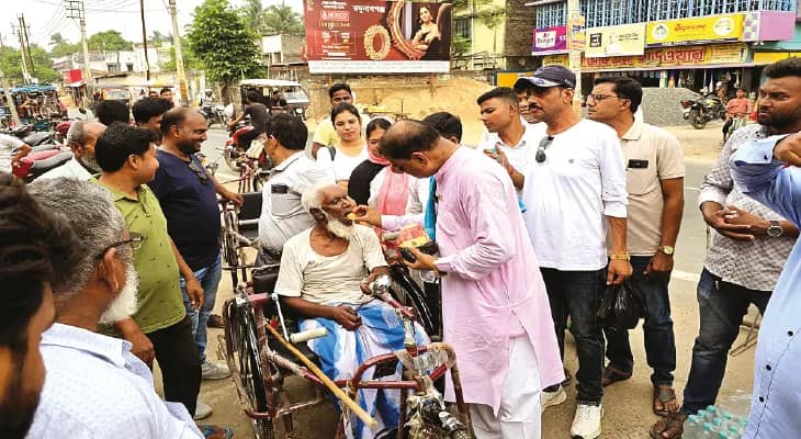 রঘুনাথগঞ্জে ২০জন বিশেষভাবে সক্ষমকে ট্রাইসাইকেল দিলেন মন্ত্রী