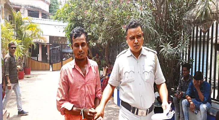 কাটোয়ায় পাক-প্রীতি নিয়ে পোস্ট, ধৃত যুবক, সামাজিক মাধ্যমে উস্কানিমূলক মন্তব্য মুছল পুলিস