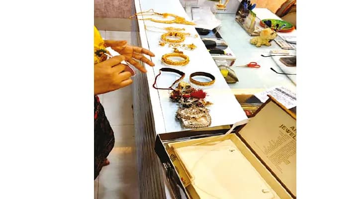 ১৫০ গ্রাম সোনার গয়না হাতাতেই ছাত্রের মায়ের সঙ্গে প্রেম গৃহশিক্ষকের! শাসন কাণ্ডে অনুমান তদন্তকারীদের