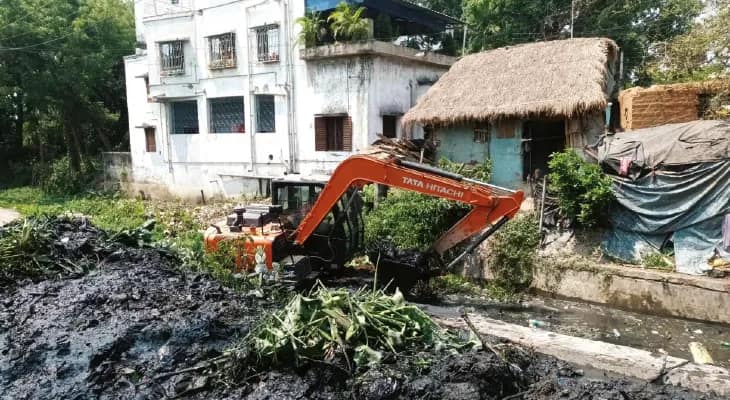 রামপুরহাট: বর্ষার আগেই মজে যাওয়া নিকাশি কাঁদর পরিষ্কারের কাজ শুরু পুরসভার
