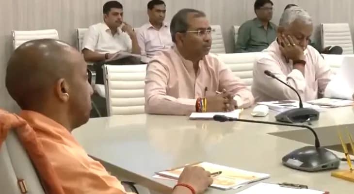 লখনউতে রাজ্যের মন্ত্রীদের সঙ্গে জরুরি বৈঠকে উত্তরপ্রদেশের মুখ্যমন্ত্রী যোগী আদিত্যনাথ