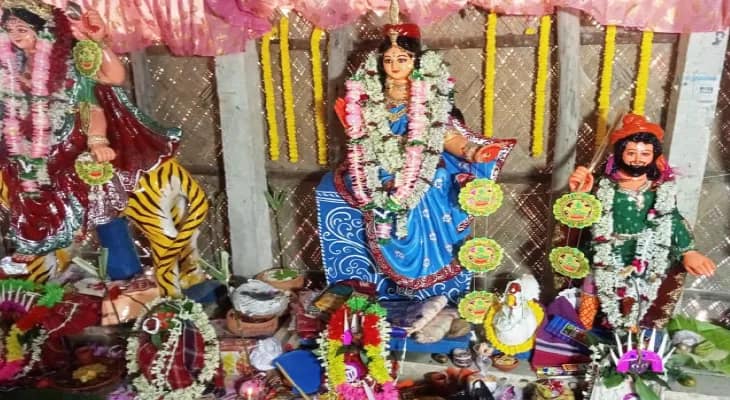 সুন্দরবনের মৈপীঠে নগেনাবাদের বৈঠাভাঙি জঙ্গলে বনবিবির পুজো, দিনে নৌকা করে পুজো দিতে আসেন ভক্তরা, সন্ধ‌্যায় মন্দিরে বাঘের আগমন