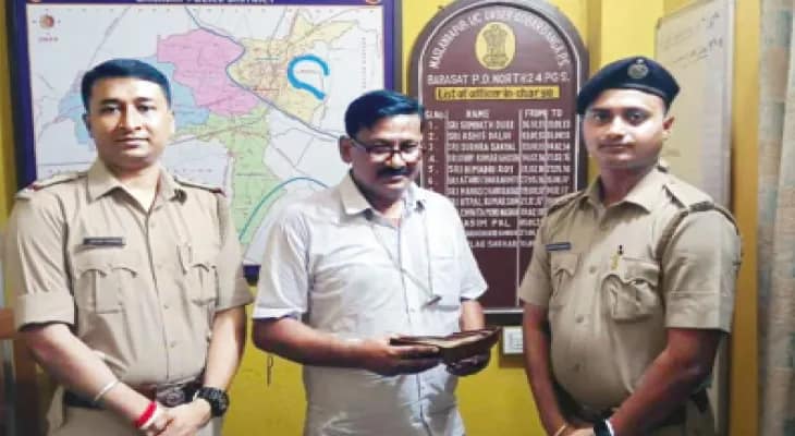 অভিযোগের চার ঘণ্টার মধ্যে মানিব্যাগ, নথি ফেরাল পুলিস