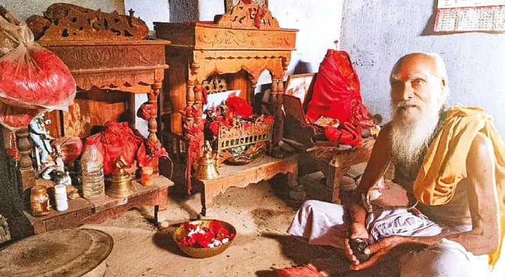 চরম ব্যস্ততার যুগে পুজো করার সময়ই নেই, বহু বনেদি বাড়ির কুলদেবতা পুরোহিতের আশ্রয়ে