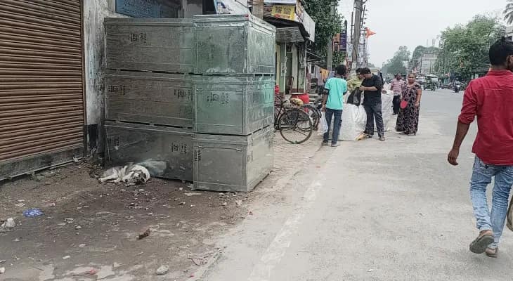 পুলিসের নির্দেশই সার, ইসলামপুর শহরে ফুটপাতের একাংশ ব্যবসায়ীদের দখলে