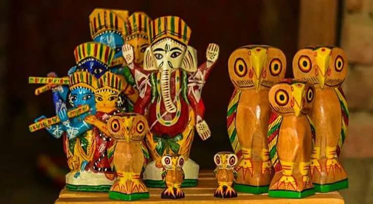 চাহিদা বাড়ছে অগ্রদ্বীপের কাঠপুতুলের আসবাবপত্রের