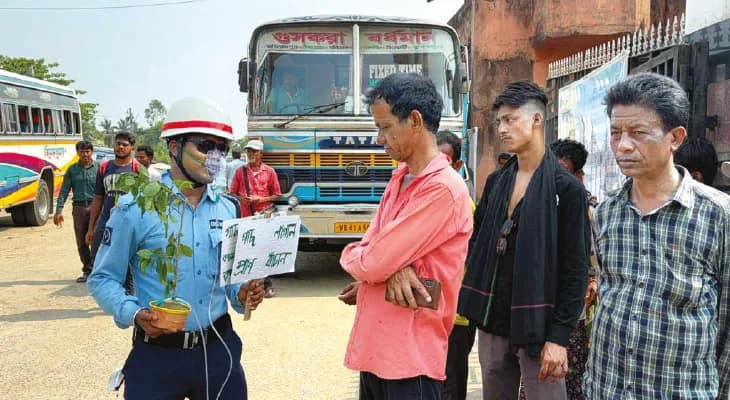 ডিউটির ফাঁকে পথচারীদের সবুজ রক্ষার বার্তা দিচ্ছেন গুসকরার সিভিক ভলান্টিয়ার