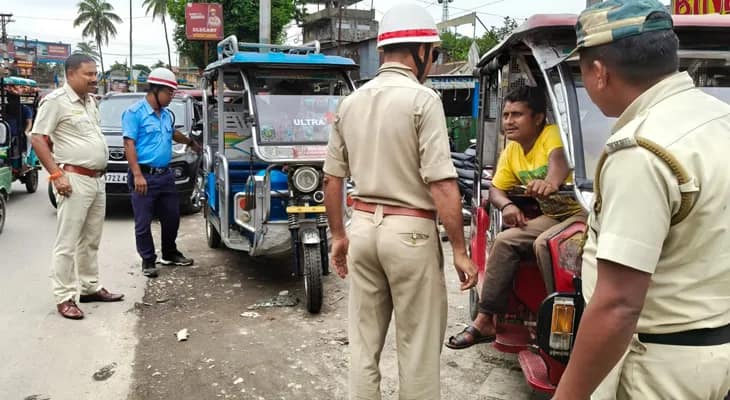ময়নাগুড়ি থানা ও ট্রাফিক বিভাগের যৌথ অভিযানে ময়নাগুড়ি শহরে আটক ৬০টি টোটো