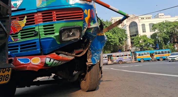 এক্সাইড মোড়ের কাছে  দাঁড়িয়ে থাকা ৭টি গাড়িকে বাসের ধাক্কা