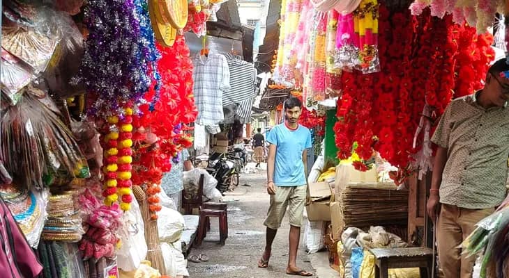 ফের ময়নাগুড়ি পুরাতন বাজারে গলি দখল করে পসরা সাজিয়ে ব্যবসা করছেন একদল দোকানি