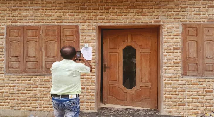 জলঙ্গি নদীঘাটে যাওয়ার রাস্তা দখল রুখতে দখলদারের বাড়িতে নোটিস